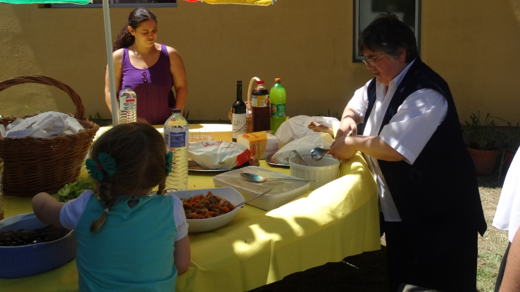 Suor Maria hace de madre a todos los residentes