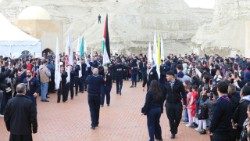 Fedeli riuniti per commemorare il Battesimo di Gesù sul fiume Giordano