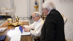 Presentata al Papa "Avvolti", l'iniziativa dell'Arcidiocesi di Torino che permette una lettura digitale della Sindone