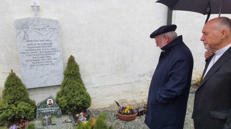 L'arcivescovo Paul Richard Gallagher, prima di rientrare a Roma dal Liechtenstein, si è recato a pregare sulla tomba di monsignor Stocker in Svizzera