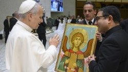 Il parrocco di San Gabriele Arcangelo, don Nibin Palatty, con il Papa nell'udienza di mercoledì 7 gennaio