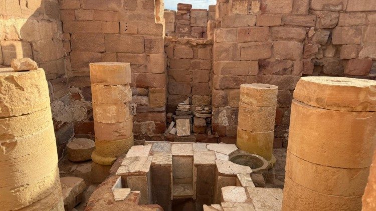 Fonte batismal e igreja em Petra, Jordânia.