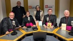 Membros da Comissão Episcopal para Ação Missionária e Cooperação Intereclesial da Conferência Nacional dos Bispos do Brasil (CNBB) nos estúdios da Rádio Vaticano.