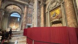 Trwa wznoszenie ściany z cegieł, która zabezpieczy Drzwi Święte w Bazylice św. Piotra