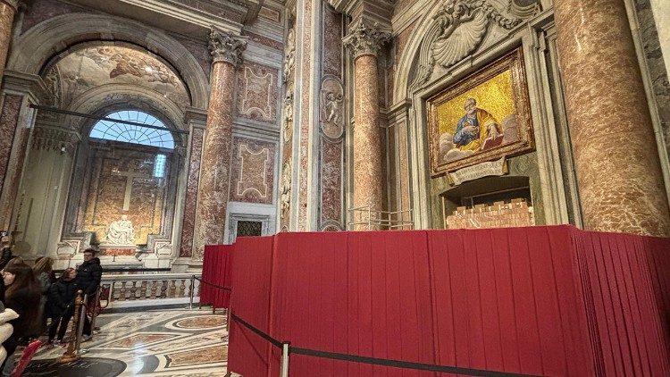 Trwa wznoszenie ściany z cegieł, która zabezpieczy Drzwi Święte w Bazylice św. Piotra