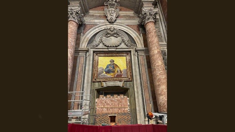 W specjalnym otworze zamurowana będzie kapsuła z pamiątkami Roku Jubileuszowego i kluczami do Drzwi Świętych