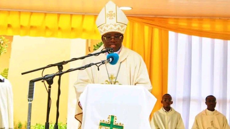 Bispo da Diocese de Viana, Dom Em&iacute;lio Sumbelelo, durante a celebra&ccedil;&atilde;o, na Esplanada da Catedral