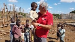 Carlo Lupi insieme ai bambini di Kirikù