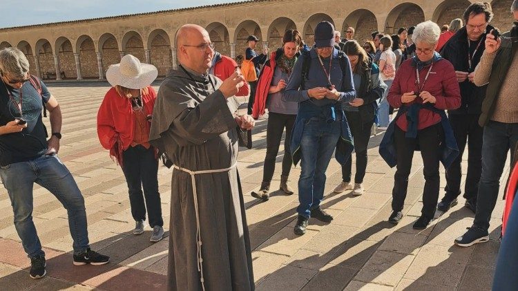 Br. Thomas Freidel OFM Conv. bei einer F&uuml;hrung in Assisi
