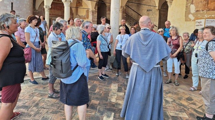 Br. Thomas Freidel OFM Conv. bei einer F&uuml;hrung in Assisi
