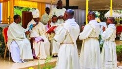 Ordenação de três novos sacerdotes e dois diáconos na Diocese de Viana, Angola
