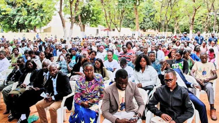 Milhares de fi&eacute;is participando na Missa com a ordena&ccedil;&atilde;o de sacerdotes e di&aacute;conos