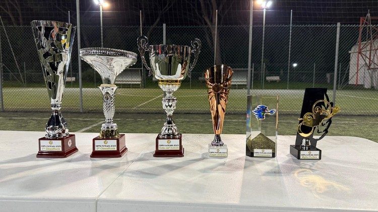 Die Pokale der vatikanischen Fu&szlig;ball-Liga