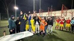 Die siegreiche Mannschaft hat den Pokal erhalten