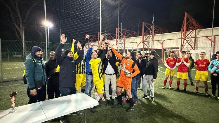 Die siegreiche Mannschaft hat den Pokal erhalten