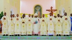 Mashemasi tisa kutoka Jimbo Kuu la Dodoma: Wamewekwa wakfu kuwa ni: Wahudumu wa Neno, Mafumbo ya Kanisa, lakini zaidi ni vyombo na mashuhuda wa Injili ya Upendo kwa maskini.