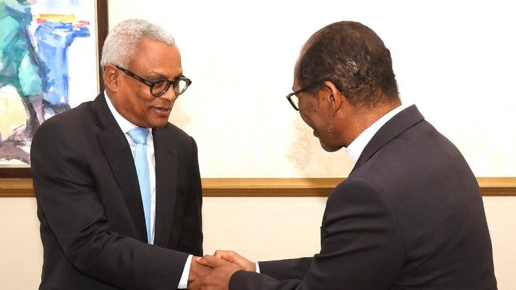 Cardeal Furtado saudando o Presidente de Cabo Verde Jos&eacute; Maria Neves