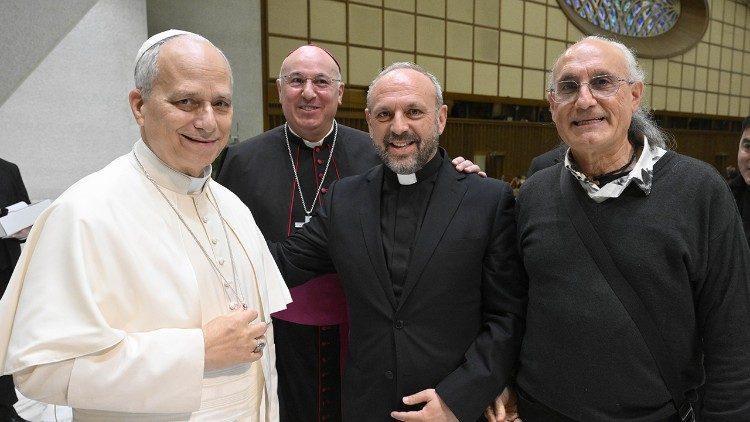 El Papa con monse&ntilde;or Francisco Jes&uacute;s Orozco Meng&iacute;bar, obispo de Guadix en Espa&ntilde;a, y el reverendo Manuel Mingorance Carmona, director del proyecto “Hombre”.