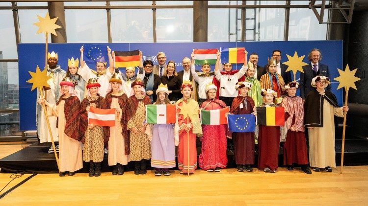 Sternsinger aus sechs L&auml;ndern im EU-Parlament - &copy; Kindermissionswerk / Ivan Put