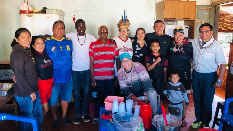 Misioneros visitando familias