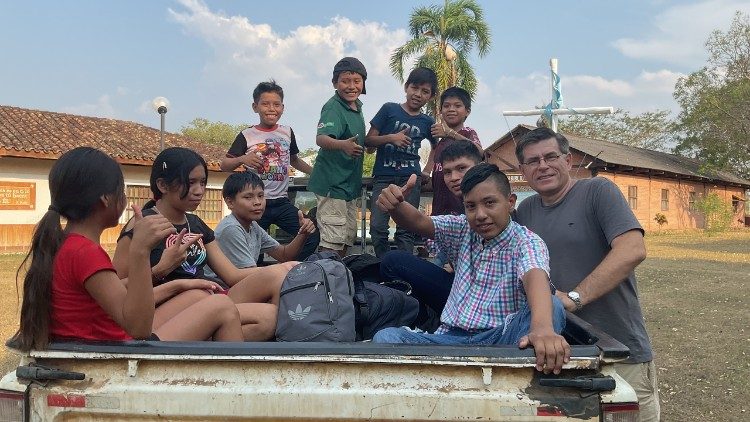 Con su coche, los misioneros recorren las casas de los ni&ntilde;os y los acompa&ntilde;an a las actividades extraescolares.