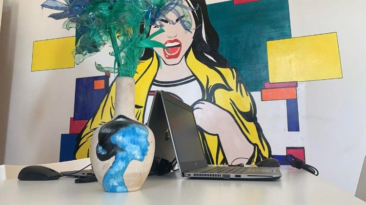 Un murales dedicato alla forza delle donne, eseguito da un'artista nel Centro Antiviolenza di Bari