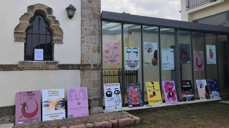 Locandine di campagne contro la violenza contro le donne. 