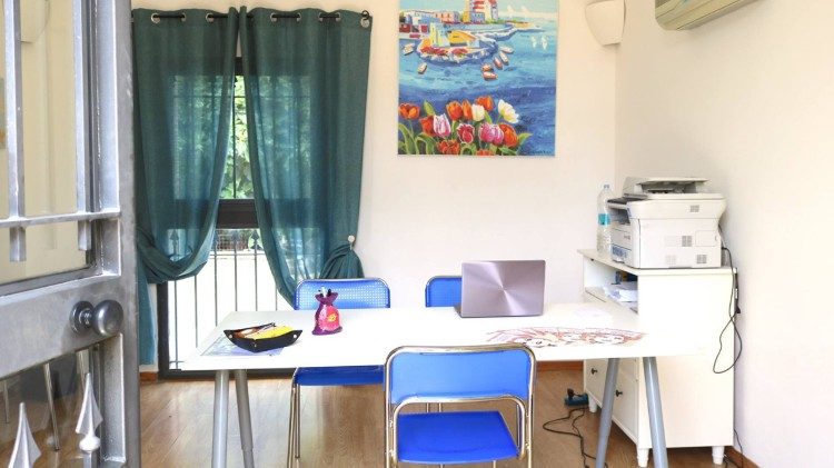 Una delle postazioni dove le donne ricevono ascolto e supporto: qui acquisiscono gli strumenti per capire le diverse forme di violenza. 