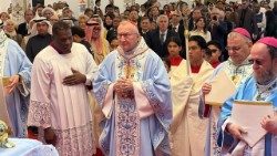 El cardenal Parolin en la Iglesia de Nuestra Señora de Arabia en Ahmadi