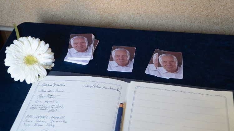 L'albo delle firme in ricordo di Angelo Gugel