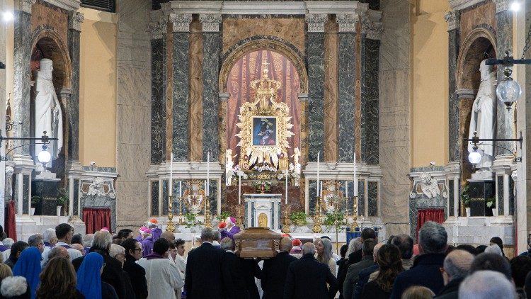 I funerali nella chiesa romana di Santa Maria delle Grazie alle Fornaci