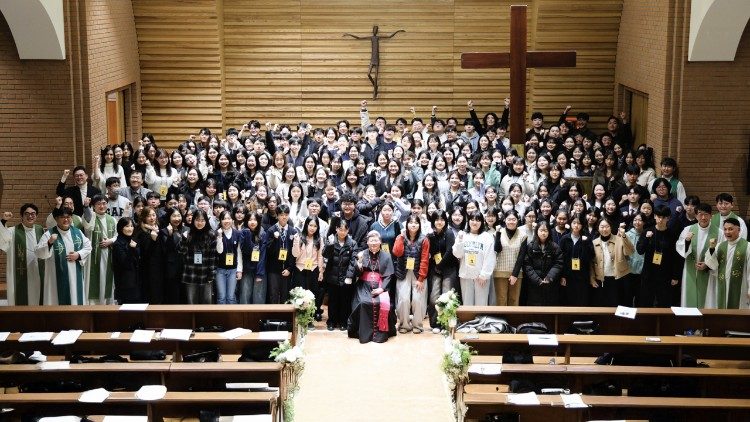 Gruppenfoto mit dem Erzbischof nach der Einweihungsmesse des Chors und Orchesters des Weltjugendtages Seoul 2027