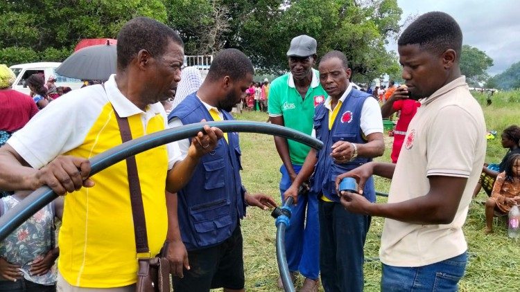 Equipe da Caritas Diocesana de Xai-Xai abastecendo &aacute;gua &agrave;s v&iacute;timas das cheias