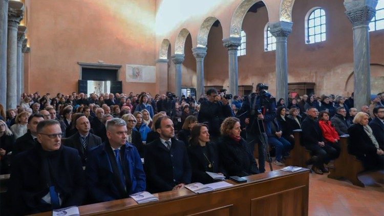 Vjernici i predstavnici vlasti okupljeni u katedrali Uznesenja BDM u Poreču (Foto: TU PPB)