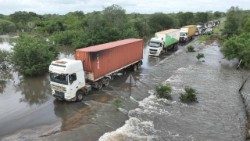 Cheias em Moçambique, com cortes de estradas e dificuldades de transporte de pessoas e bens de primeira necessidade