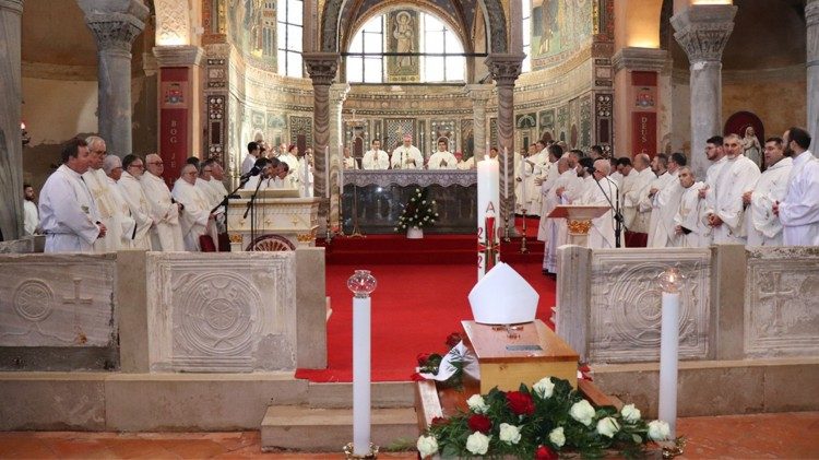 Svečana misa sa sprovodnim obredima te ukopom zemnih ostataka biskupa Jurja Dobrile u porečkoj katedrali (foto: Gordana Krizman)