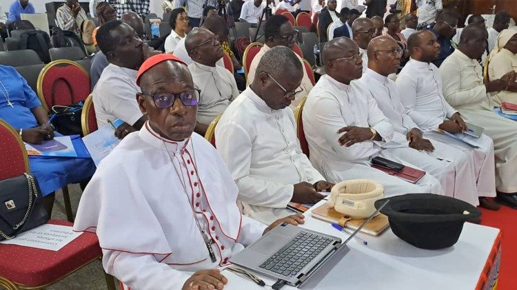 le cardinal Ignace Bessi avec des diocésains lors du lancement du plan stratégique pastoral (2026-2028) de l'archidiocèse d'Abidjan.