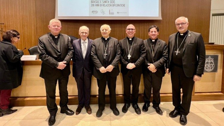 Os membros da presidêndia da CNBB encontram-se com o embaixador do Brasil junto à Santa Sé, o diplomata Everton Vieira Vargas, e com o cardeal cardeal Lorenzo Baldisseri, que foi Núncio Apostólico no Brasil durante nove anos, de novembro de 2002 até janeiro de 2012