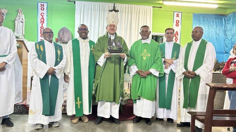 Depois da Santa Missa, na ilha de Santo Ant&atilde;o