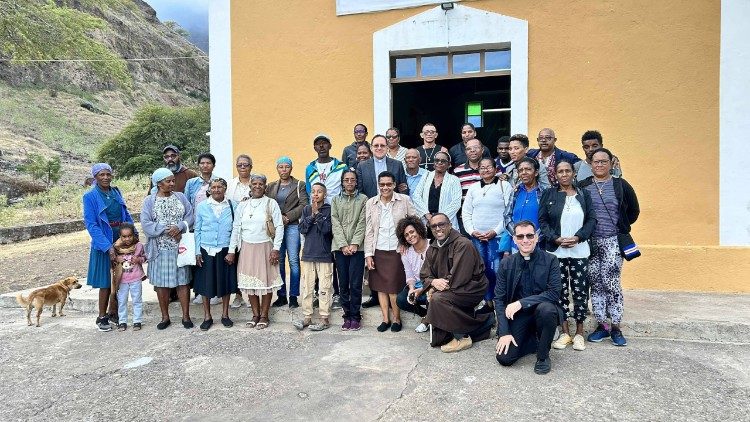 Dom Waldemar Sommertag encontra alguns fi&eacute;is