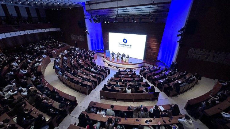 Il pubblico di settecento ragazzi dell'Auditorioum Antonianum.