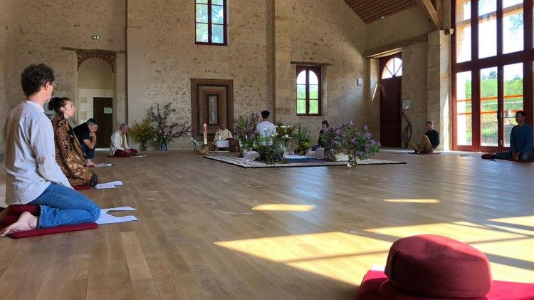 Un momento di preghiera della comunit&agrave; di Bonnevaux del WCCM