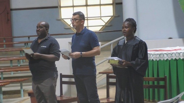 Padre Massimo Robol e representantes do Conselho Isl&acirc;mico e da Igreja Metodista, no momento de Ora&ccedil;&atilde;o pela Unidade dos Crist&atilde;os