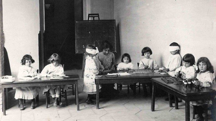 I bambini durante l'apprendimento con il materiale Montessori e la guida di una maestra