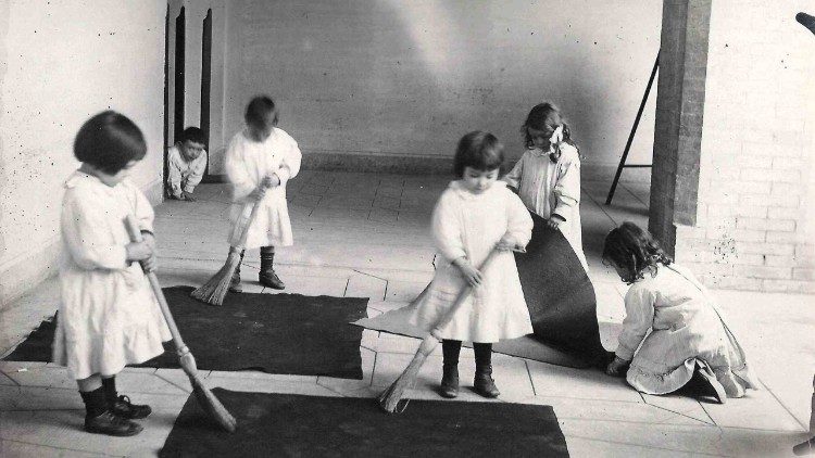 I bambini in via Giusti, durante le attivit&agrave; della vita pratica