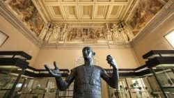 Veduta della sala III, c.d. “dei Bronzi”, con il Marte di Todi  - Museo Gregoriano Etrusco - Musei Vaticani