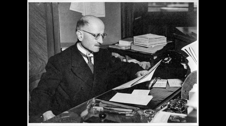 Fig. 3: Giuseppe Felici, Bartolomeo Nogara nel suo studio, ca. 1920–1923, stampa alla gelatina al bromuro d’argento, 170 x 230 mm. Citt&agrave; del Vaticano, Fototeca Musei Vaticani