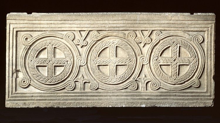 Bottega romana, Lastra di recinzione presbiteriale con tre medaglioni e croci greche inscritte proveniente dalla basilica di Santa Maria Maggiore a Roma (fronte) ca. 820–830; Lastra tombale di Livia Paola Mazzatosta (retro), 1563, marmo greco, 83,5 x 181,5 x 8 cm. Berlino, Musei Statali di Berlino, Skulpturensammlung und Museum f&uuml;r Byzantinische Kunst, n. inv. 6365