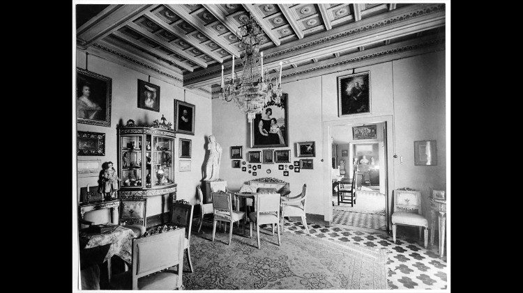 Cesare Faraglia, Salotto dell'abitazione di Ludwig Pollak a Palazzo Odescalchi, ca. 1928–1943, stampa alla gelatina al bromuro d'argento, 200 x 250 mm. Roma, Museo di Roma – Sovrintendenza Capitolina ai beni culturali, n. inv. AF 31886