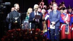 Andrea Tornielli (centro) durante la ceremonia de entrega de premios en Varsovia. Massimiliano Menichetti (derecha) y el padre Pawel Rytel-Andrianik (izquierda). 